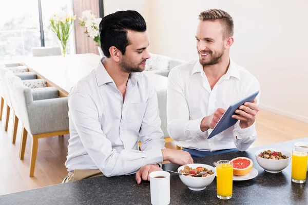 Gay couple avoir petit déjeuner — Photo