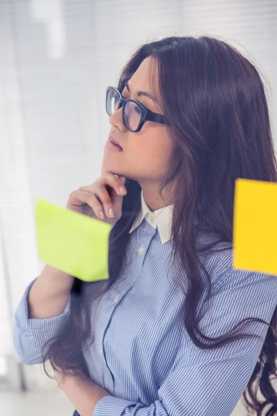 Mujer de negocios asiática usando notas adhesivas — Foto de Stock