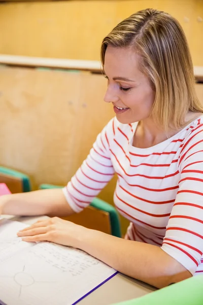 Feliz estudiante escribiendo notas — Foto de Stock