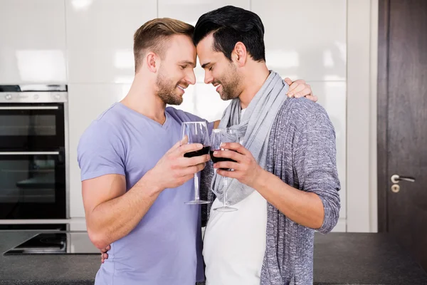 Homosexuella par grillas med rött vin — Stockfoto