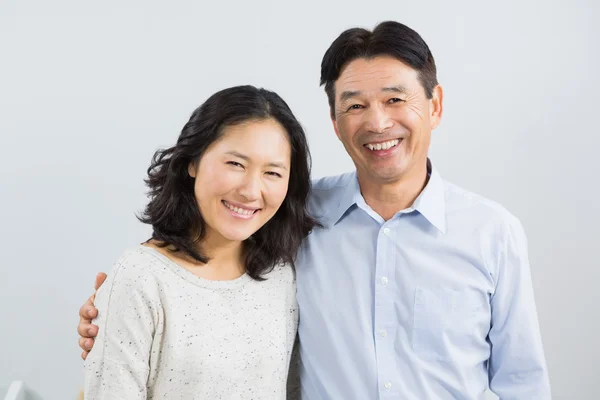 Gelukkige paar glimlachen — Stockfoto