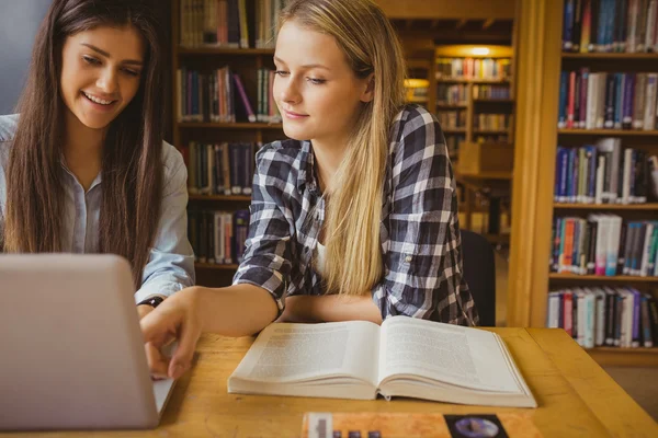 Lachende student werkt bij bibliotheek — Stockfoto