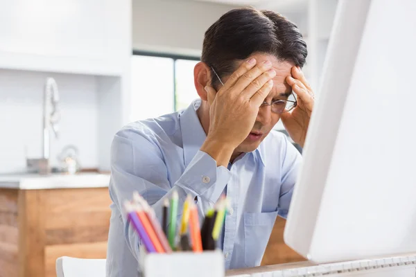 Der leidende Mann mit den Händen im Gesicht — Stockfoto