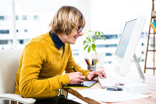 Hipster-Geschäftsmann mit Tablet-Grafik — Stockfoto