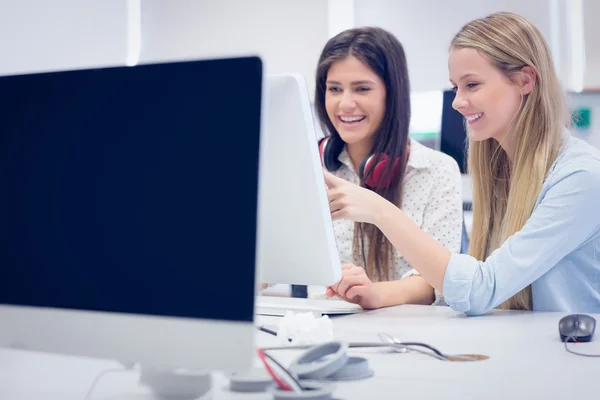 Smiling students using computer — Stock Photo, Image