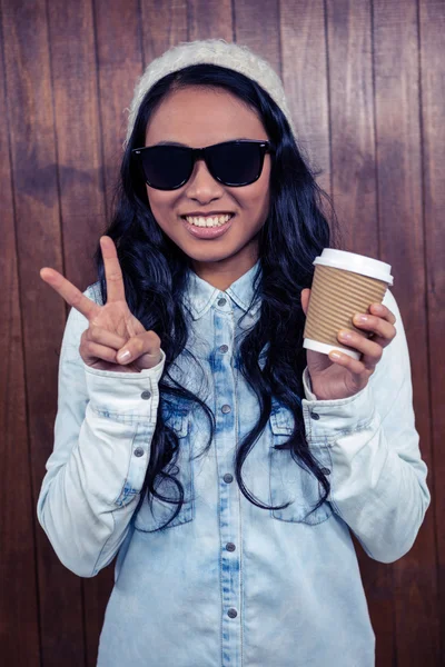Asian woman holding disposable cup — Stock Photo, Image