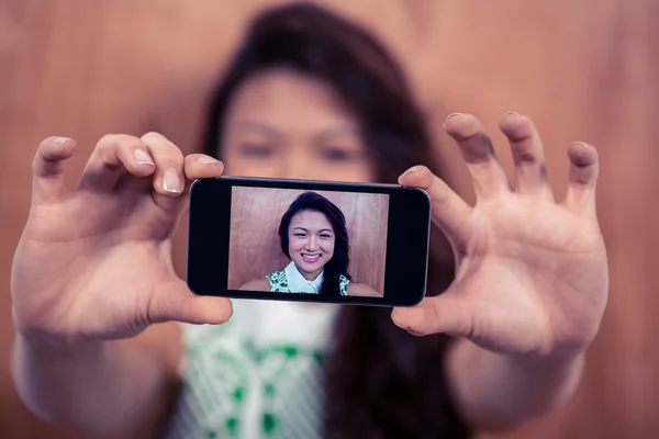 Sorridente donna asiatica prendendo selfie — Foto Stock