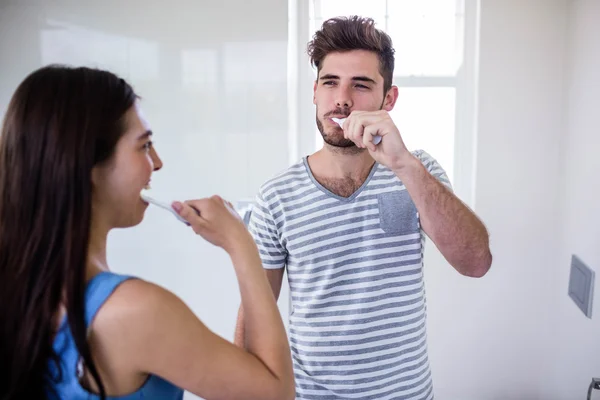 Pareja cepillándose los dientes — Foto de Stock