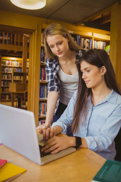 Estudantes sérios usando laptop — Fotografia de Stock