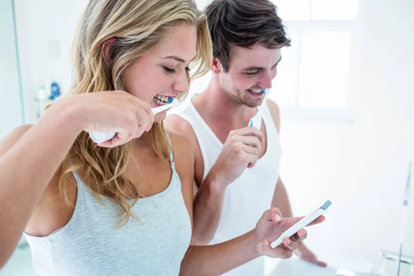 Couple se brossant les dents à la maison — Photo