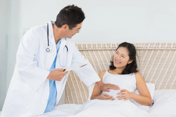 Médico visitando mulher grávida — Fotografia de Stock