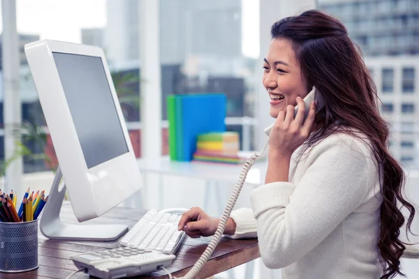 Aziatische vrouw op telefoongesprek — Stockfoto