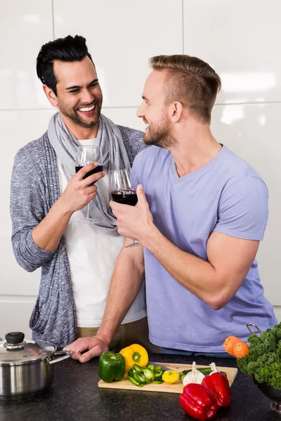 레드 와인으로 게이 커플 미소 — 스톡 사진