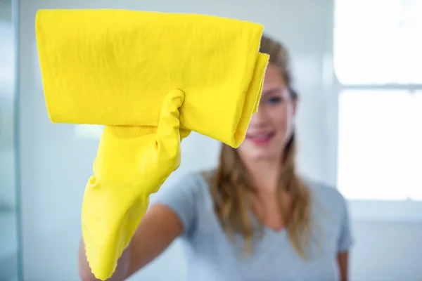 Vrouw schoonmaken van de badkamer — Stockfoto