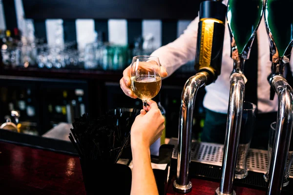 Barman donnant à boire au client — Photo