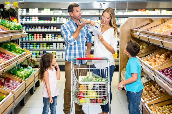 Familia feliz haciendo compras — Foto de Stock