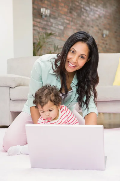 Mutter mit ihrem Baby mit Laptop — Stockfoto