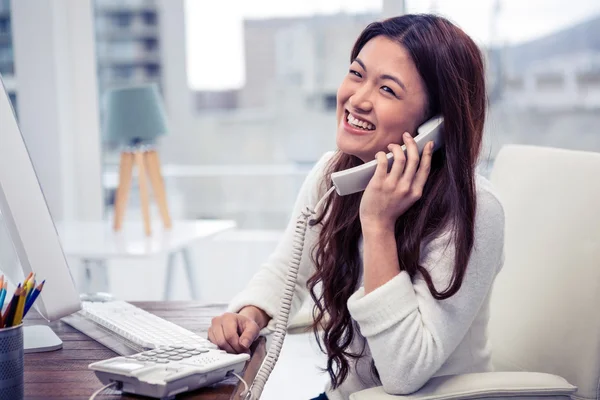 Aziatische vrouw op telefoongesprek — Stockfoto