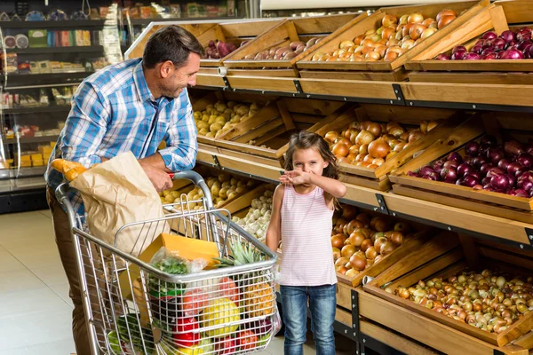 Père et fille faisant du shopping — Photo