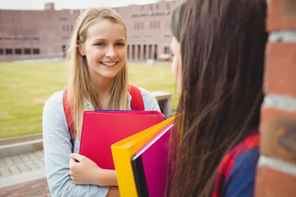 Lachende studenten praten buiten — Stockfoto