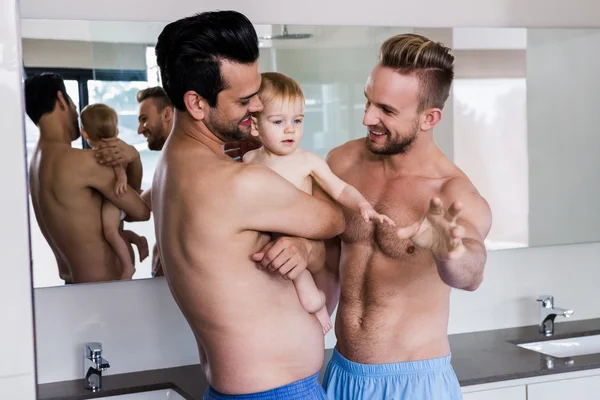 Gay coppia tenendo il loro bambino — Foto Stock