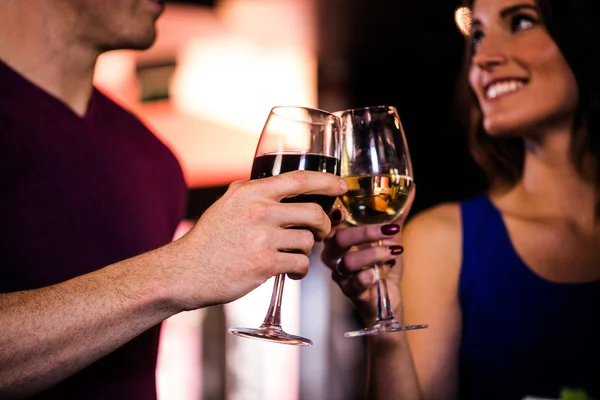 ワインのグラスで乾杯するカップル — ストック写真