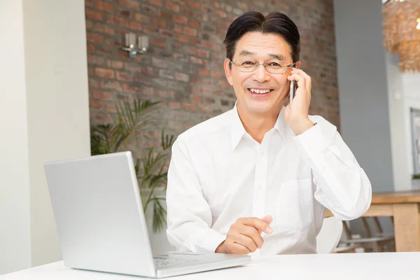 Usmívající se muž na telefonní hovor — Stock fotografie