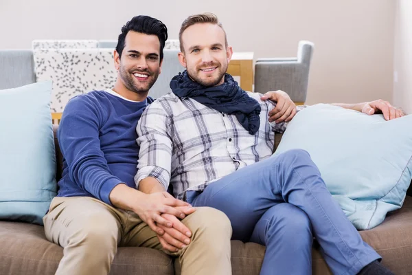 Gay coppia tenendo mani su divano — Foto Stock