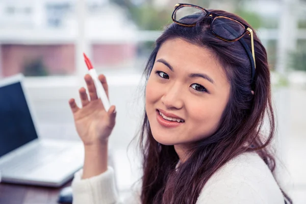 Asiatische Frau mit Stift — Stockfoto