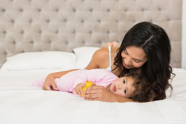 Brünette spielt mit Baby und Ente — Stockfoto