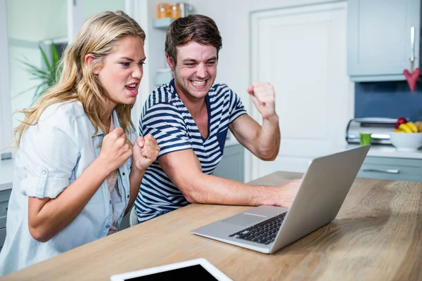 Pareja viendo vídeos en el ordenador portátil — Foto de Stock