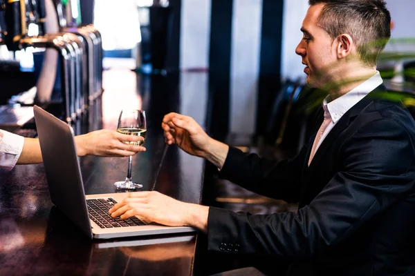 Empresario tomando una copa de vino — Foto de Stock