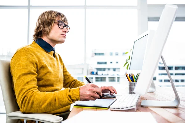 Konzentrierter Geschäftsmann mit Tablet-Grafik — Stockfoto