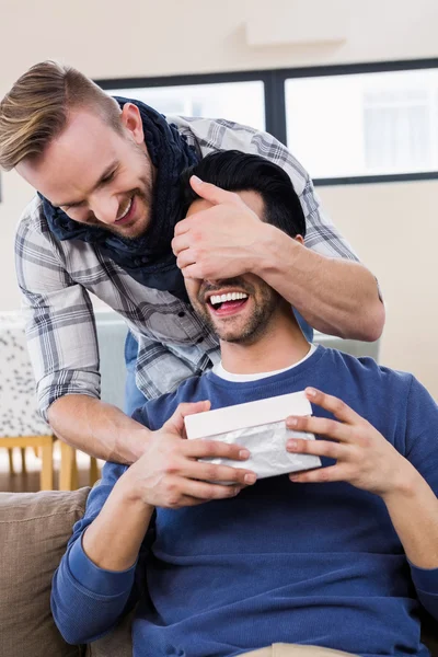 Gay man överraskande hans pojkvän — Stockfoto