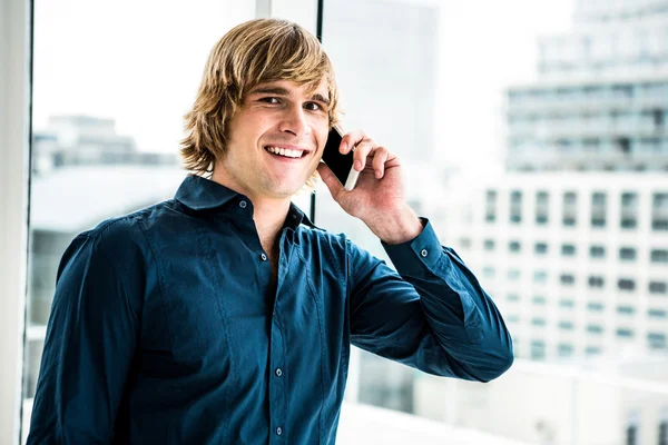 Hipster homem de negócios falando ao telefone — Fotografia de Stock