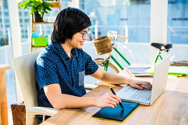 Affärsman med laptop och ritplatta — Stockfoto