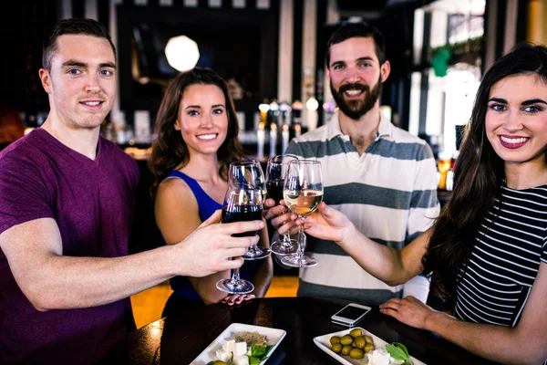 Vänner rosta med glas vin — Stockfoto