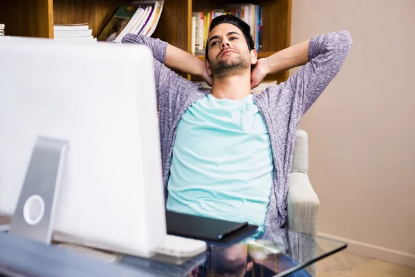 Bonito designer homem relaxante na mesa — Fotografia de Stock