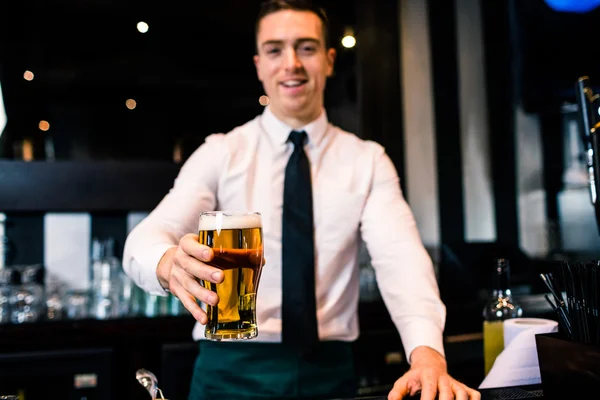 Barman servindo cerveja — Fotografia de Stock