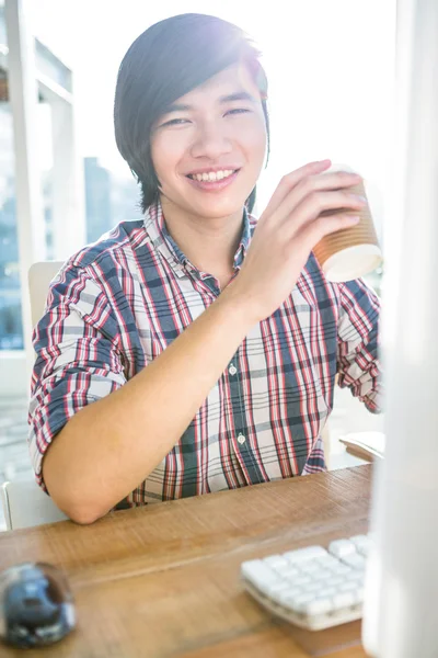 Hipster zakenman met take-away koffie — Stockfoto