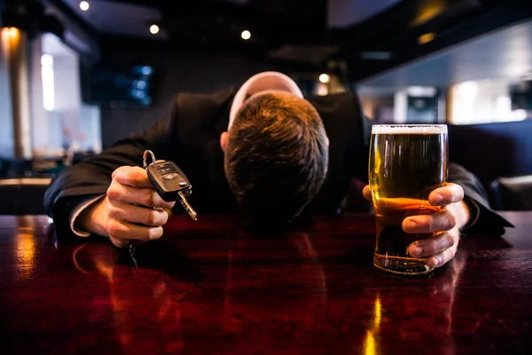 П'яний чоловік тримає пиво і ключі від машини — стокове фото