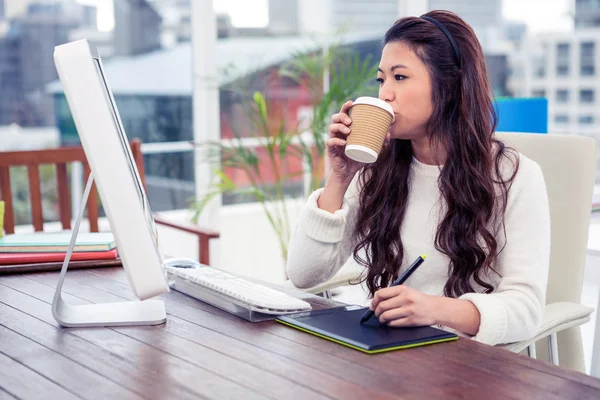 Mujer asiática usando tablero digital — Foto de Stock