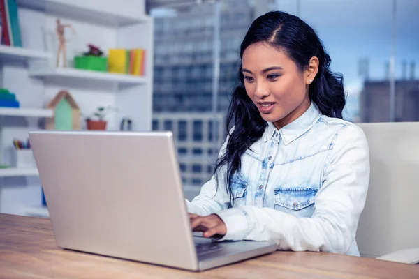 Aziatische vrouw met laptop — Stockfoto