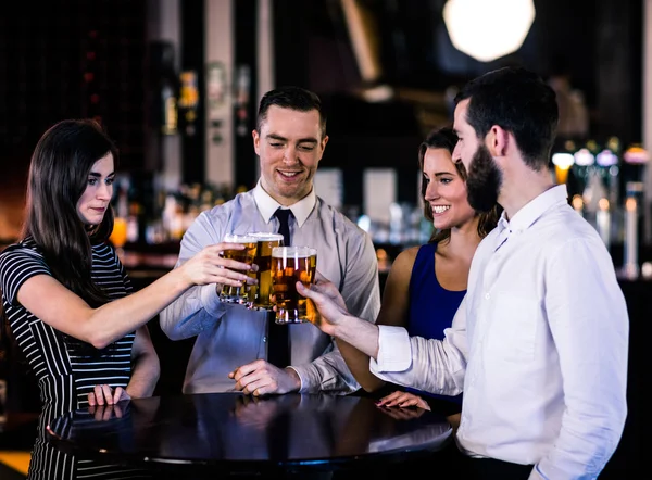 Amigos brindar com cerveja — Fotografia de Stock