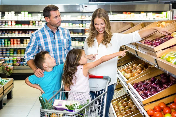 Lycklig familj gör shopping — Stockfoto