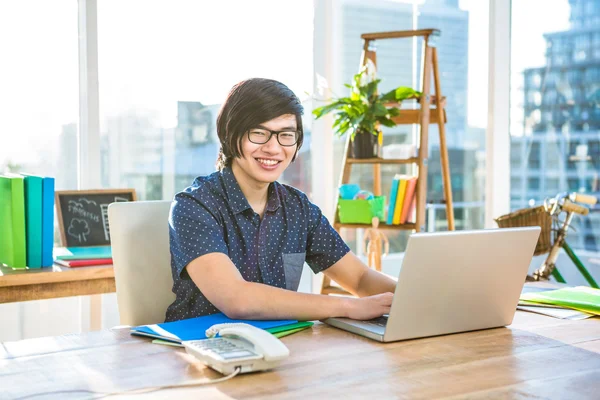 Uśmiechnięty hipster biznesmen korzysta z laptopa — Zdjęcie stockowe