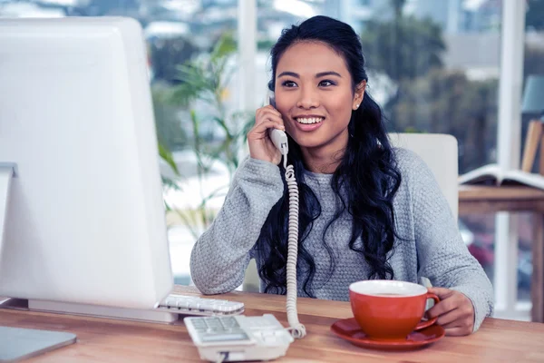 Asiático mulher no telefone chamada — Fotografia de Stock