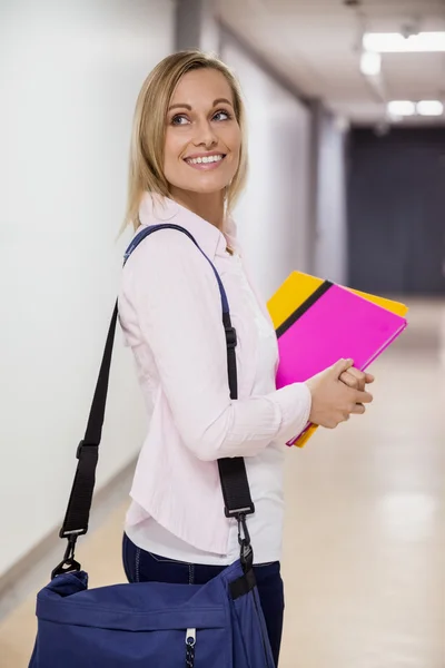 Estudiante mujer caminando en el pasillo —  Fotos de Stock