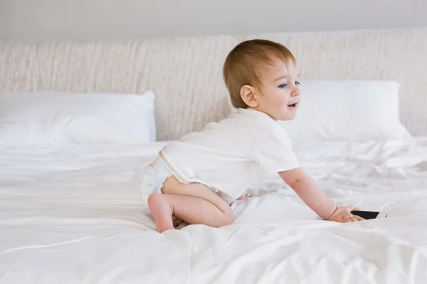 Aranyos baba használ smartphone — Stock Fotó