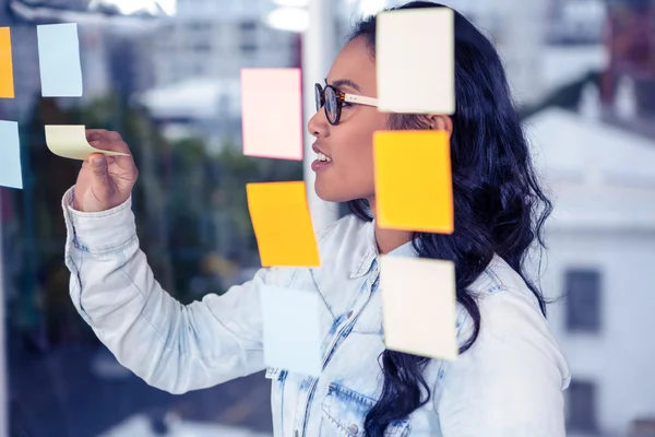 Mujer asiática quitando notas adhesivas —  Fotos de Stock